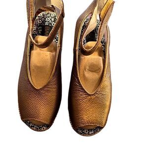 Bernie Mav Womens MELY Sandel in Bronze. Size 37 = 61/2 to 7.